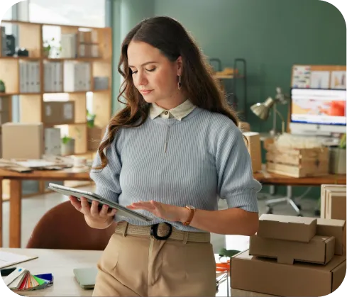 Mujer emprendedora usando Poket para llevar el control de sus ventas