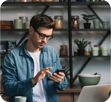 Imagen de hombre emprendedor sosteniendo un celular para cobrar con Enlace de Pago en Poket