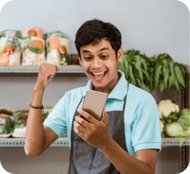 Hombre emprendedor emocionado usando celular para cobrar con Poket