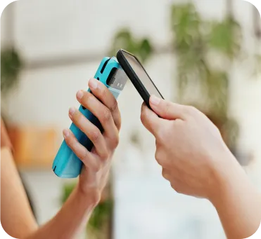  Imagen de manos con un celular pagando sin contacto 