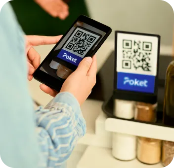 Imagen de manos con un celular scaneando un código QR de Poket